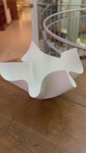 Load and play video in Gallery viewer, Centrotavola L bianco SSM *Corian diametro cm.38
