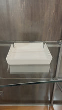 Carica e avvia il video nel visualizzatore di galleria, Vassoio bianco in SSM *Corian 20x20 cm.
