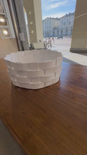Load and play video in Gallery viewer, Centrotavola bianco in SSM *Corian diametro cm.30
