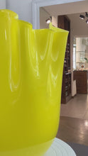 Carica e avvia il video nel visualizzatore di galleria, Venini vaso Fazzoletto H 30 giallo
