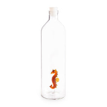 Load image into Gallery viewer, Balvi. Bottiglia in vetro borosilicato litri 1,2 con decoro all&#39;interno.
