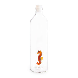 Balvi. Bottiglia in vetro borosilicato litri 1,2 con decoro all'interno.