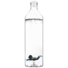 Load image into Gallery viewer, Balvi. Bottiglia in vetro borosilicato litri 1,2 con decoro all&#39;interno.
