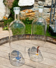 Load image into Gallery viewer, WD Bottiglia in vetro borosilicato con soggetto decorativo Ancora all&#39;interno.
