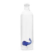 Load image into Gallery viewer, Balvi. Bottiglia in vetro borosilicato litri 1,2 con decoro all&#39;interno.
