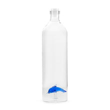 Load image into Gallery viewer, Balvi. Bottiglia in vetro borosilicato litri 1,2 con decoro all&#39;interno.
