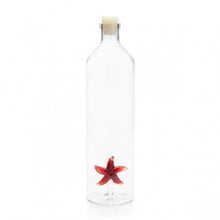 Load image into Gallery viewer, Balvi. Bottiglia in vetro borosilicato litri 1,2 con decoro all&#39;interno.
