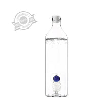 Load image into Gallery viewer, Balvi. Bottiglia in vetro borosilicato litri 1,2 con decoro all&#39;interno.
